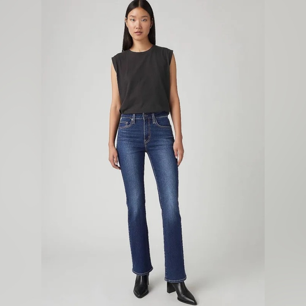 725 high rise bootcut size 30 Levi's women Dark Blue Bootcut Jeans